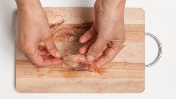 Limpia las gambas y quítales las cabezas y los intestinos. Lava el calabacín y corta a trozos.