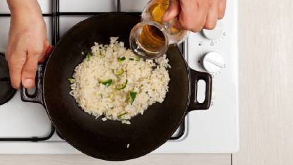 En un wok, saltea el calabacín con aceite de oliva, añade el arroz y cuece con agua y una pastilla de Avecrem Dúo Paella de Pescado. Remueve los ingredientes asegurándote de que no se pegue.