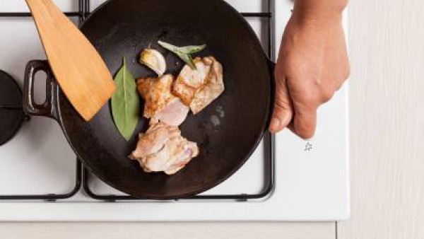 Mientras tanto, rehoga el pollo con el diente de ajo, aceite de oliva virgen extra y una ramita de salvia fresca Añadir una taza de agua y condimentar con 1 pastilla de Avecrem Caldo de Pollo.  Contin