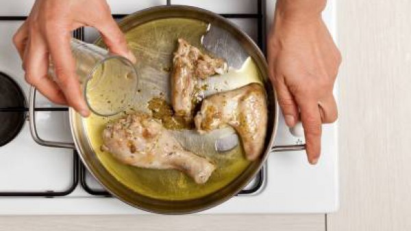 A continuación, vierte el vino blanco y cocine sin tapar durante otros 20 minutos. Sazona pimienta y sirve con una ensalada de acompañamiento.