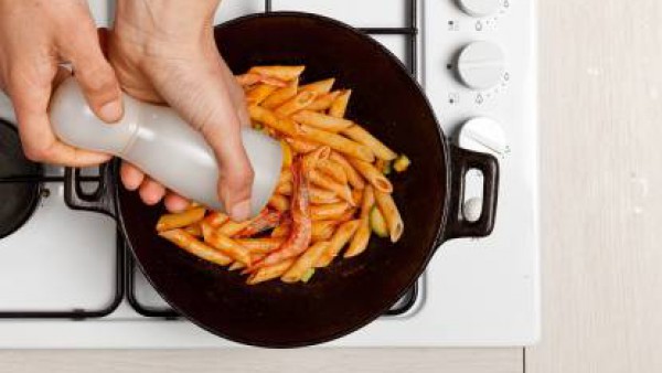 En una olla grande, cocina la pasta en agua hirviendo durante el tiempo indicado en el envase. Al final de la cocción, escurre y saltear la pasta con el resto de ingredientes. Espolvorea con pimienta 
