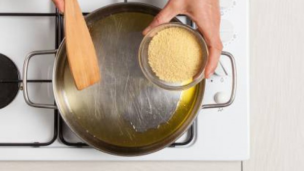 Dora el cuscús en una sartén con una cucharada de aceite de oliva virgen extra, 1 pastilla de Avecrem Dúo de Tomate y pimienta y añade un vaso de agua. Lleva a ebullición y apaga para dejar inflar el 