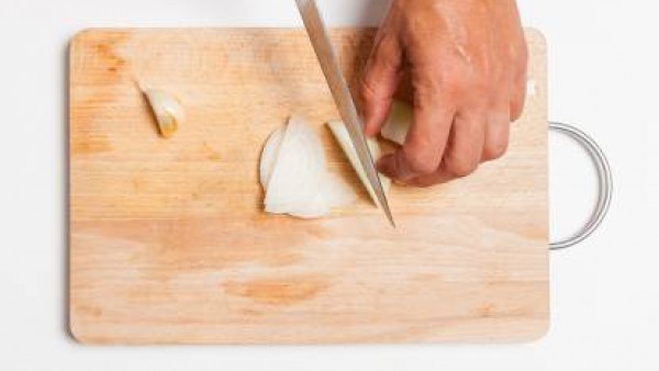 Corta la cebolla y el ajo y dóralos con aceite de oliva virgen extra.
