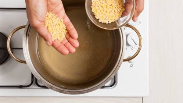 Calienta el caldo hecho con el Avecrem, añade una cucharada de aceite de oliva de oliva y cuando el caldo hierva cocina la pasta durante los minutos indicados en el envase.