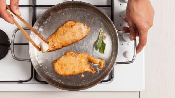 Cómo preparar Filete de pollo rebozado con col roja - Paso 3