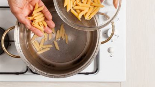 Cuece la pasta en abundante agua con Avecrem los minutos indicados en el envase.