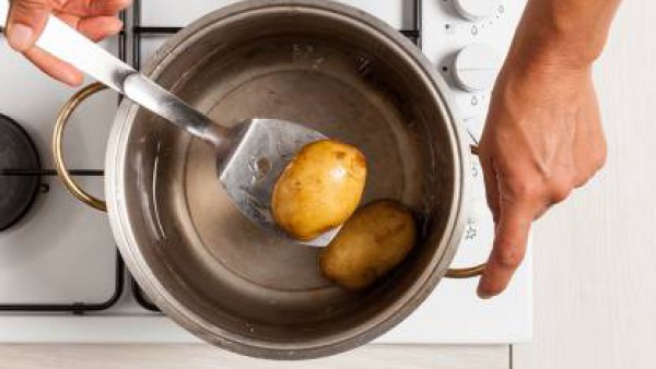 Cuece las patatas en agua hirviendo con Avecrem.