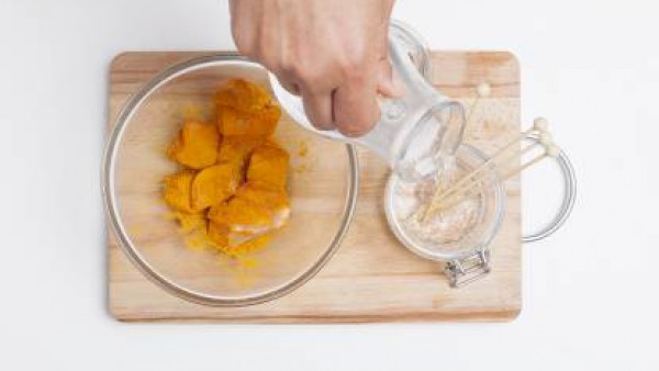 Cómo preparar Brochetas de pollo tandoori con cúrcuma- Paso 3