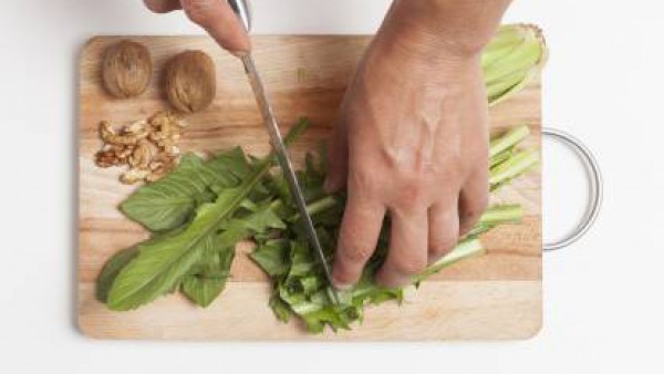 Cómo preparar Ensalada de achichoria con nueces y parmesano- Paso 1