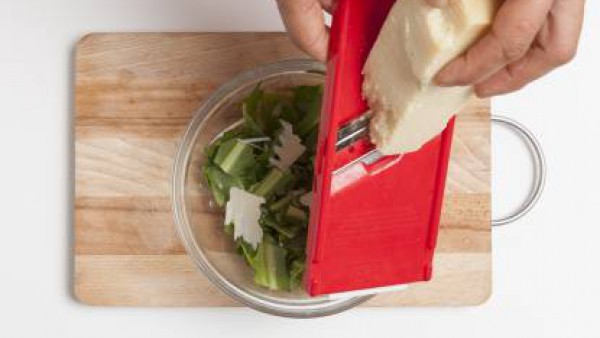 Cómo preparar Ensalada de achichoria con nueces y parmesano- Paso 2