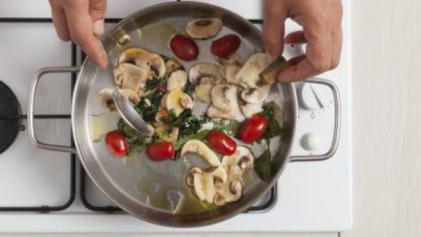 Cómo preparar Hojaldre con tomate, champiñones, kale y queso de cabra- Paso 2