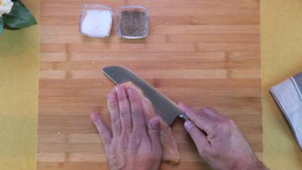 Cómo preparar Pollo relleno de parmesano en salsa de tomate- Paso 1
