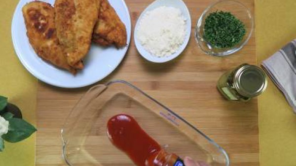Cómo preparar Pollo relleno de parmesano en salsa de tomate- Paso 2