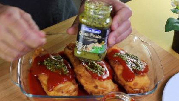 Cómo preparar Pollo relleno de parmesano en salsa de tomate- Paso 3