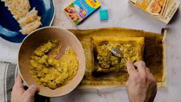 Tercer paso en el que enseñamos como preparar hojaldre de gambas