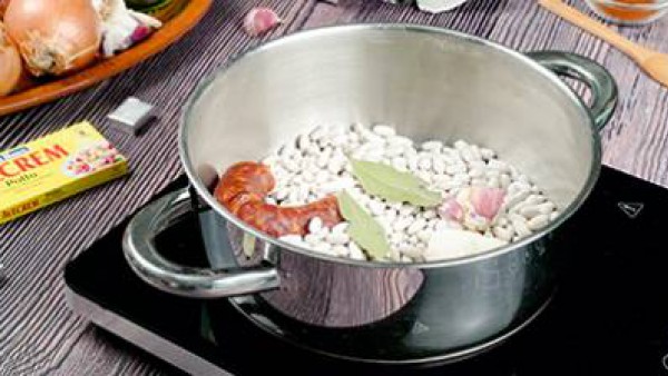 Potaje de alubias blancas con chorizo