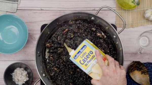 Tercer paso arroz negro chipirones