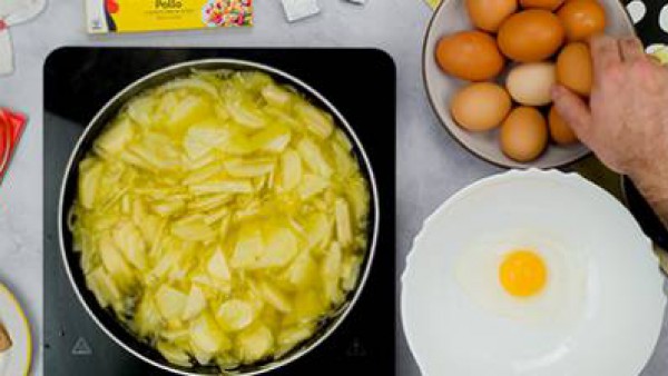 Primer paso tortilla de patatas