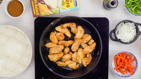 Primer paso de pollo con salsa de almendras