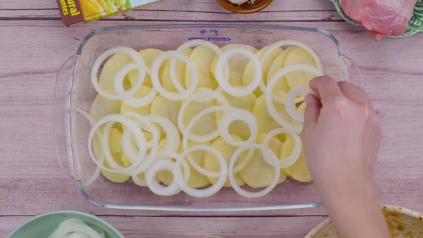 Primer paso muslos de pollo asados con patatas