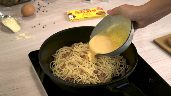 Espaguetis carbonara con huevo | Recetas Gallina Blanca