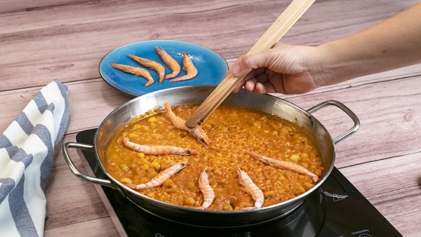 Arroz a banda con calamares y gambas paso 3