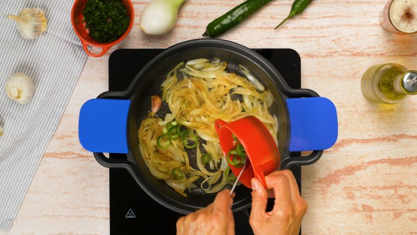 segundo-paso-mollejas-de-pollo-encebolladas