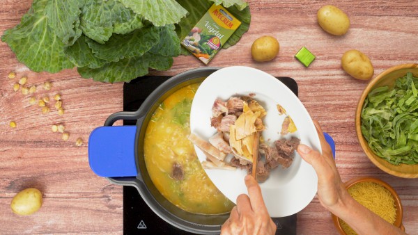 Tercer paso sopa de cocido gallego