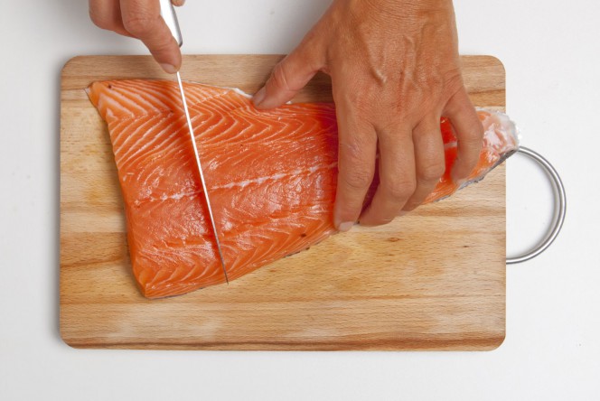quita las espinas al salmón