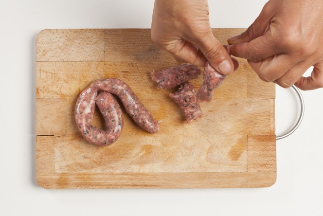 pincha las salchichas con un tenedor