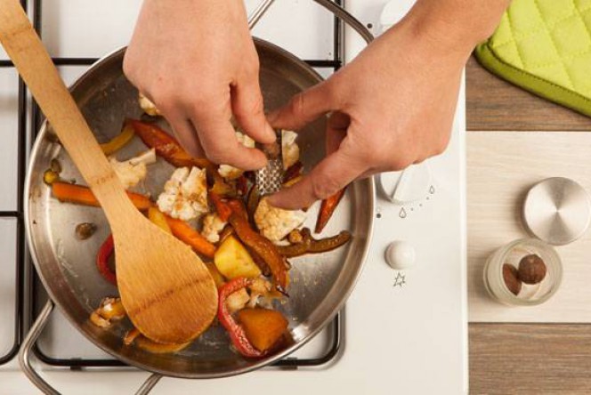 añade nuez moscada a las verduras