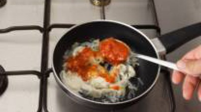 Escalfa el Sofrito de Tomate y Cebolla Gallina Blanca en una paella 