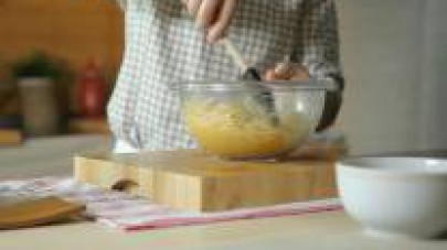En un bol, tira els ous sense closca i batuts i afegeix els espaguetis,